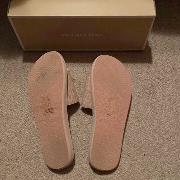Michael Kors Pink Slides 8 - Picture 4 of 4